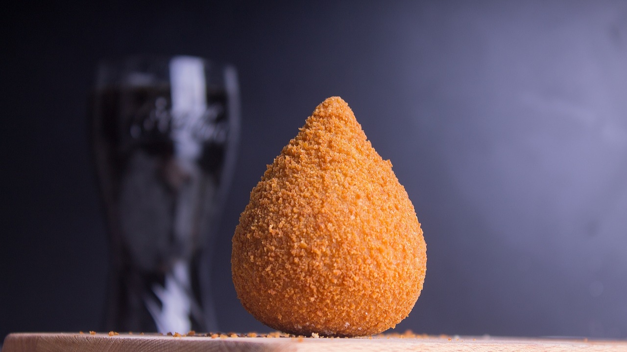Coxinha está entre melhores comidas de rua do mundo em ranking internacional