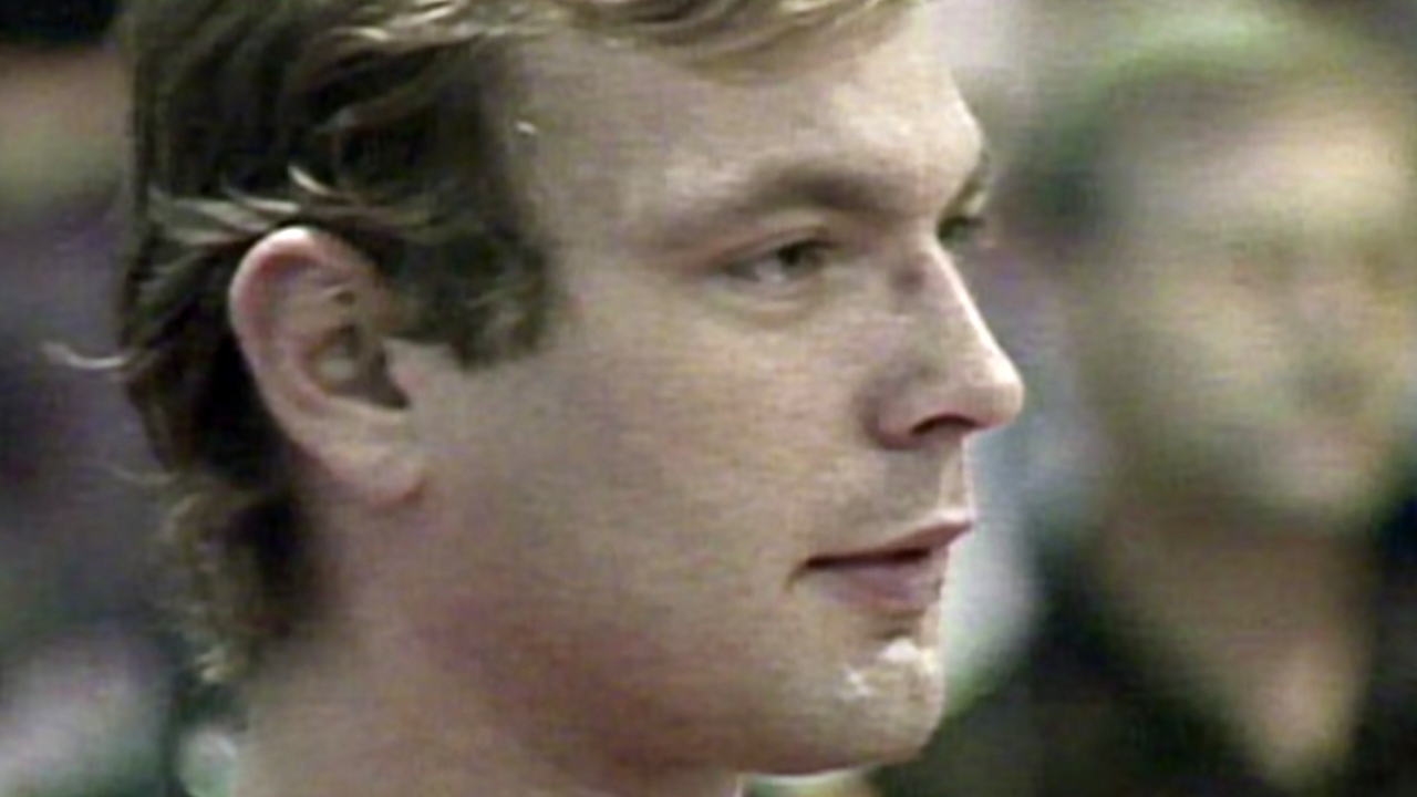 Jeffrey Dahmer: Mais uma série sobre o canibal é lançada pela Netflix