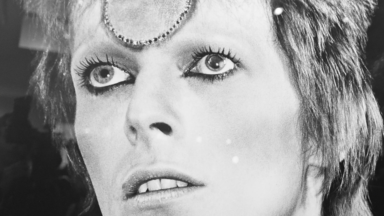 Vestido usado por David Bowie em capa de disco é criação de designer judeu