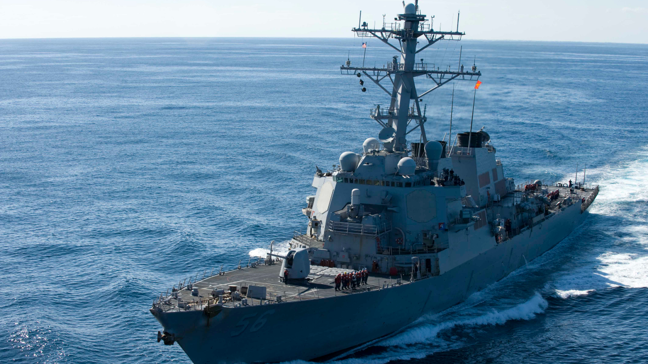 Destróier americano é ameaçado por navio russo em alto mar