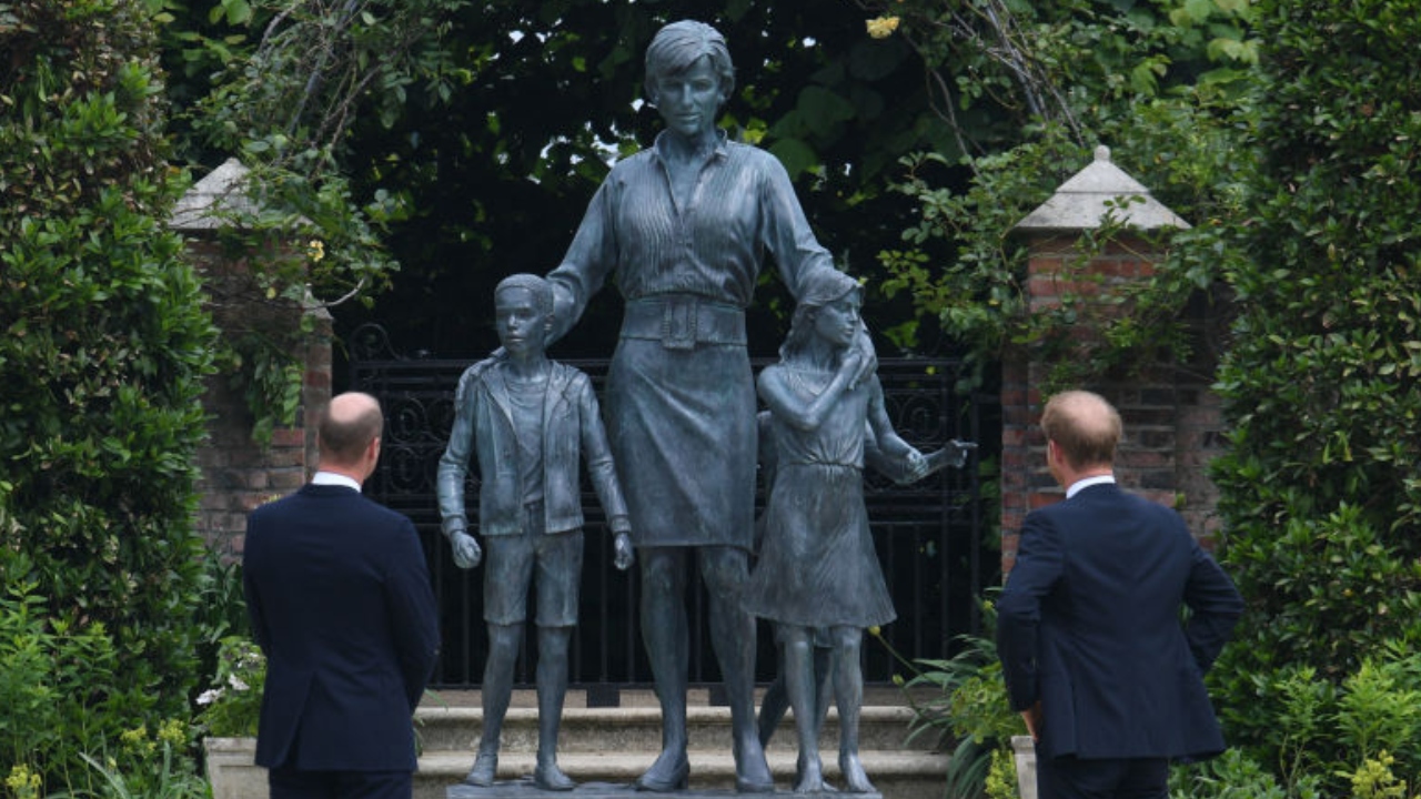 Afinal, o que representam as três crianças presentes na estátua de Diana?