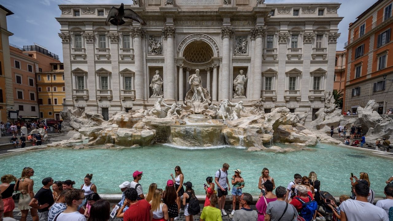 Quem recebe as moedas jogadas por turistas na famosa fonte italiana?