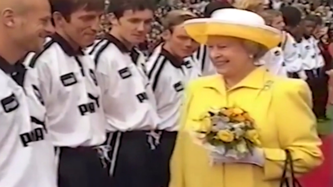 Rainha Elizabeth II fez muito pela transmissão do futebol inglês; entenda