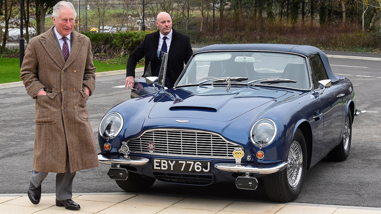 O carro de Charles III movido a ‘queijo e vinho’