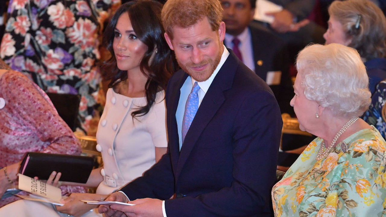 Elizabeth II teria definido atual liderança de cargos deixados por Harry e Meghan, diz jornal
