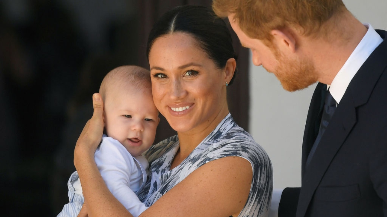 Longe da realeza, Harry e Meghan colocam ‘Sussex’ no sobrenome dos filhos