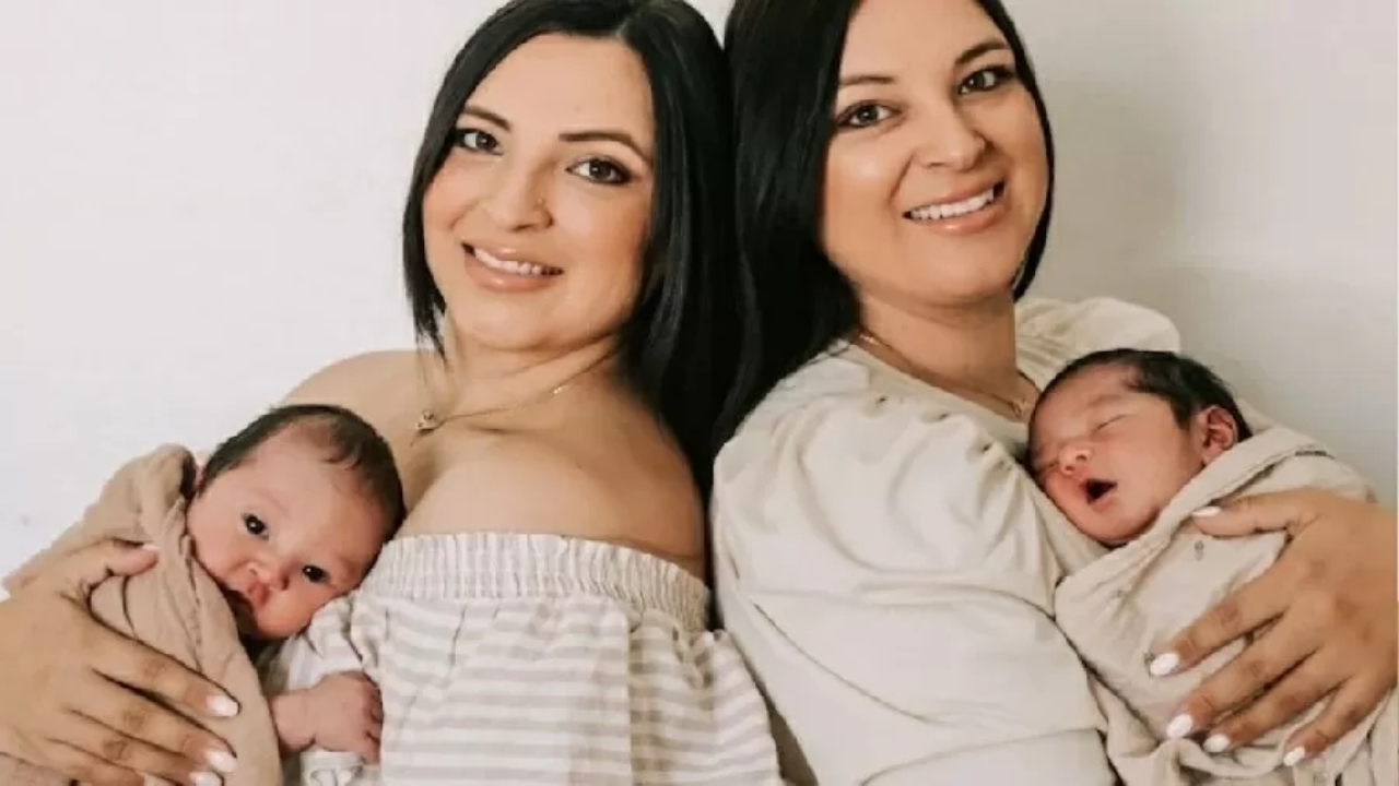 Gêmeas idênticas dão à luz no mesmo dia, hospital e com filhos com pesos iguais