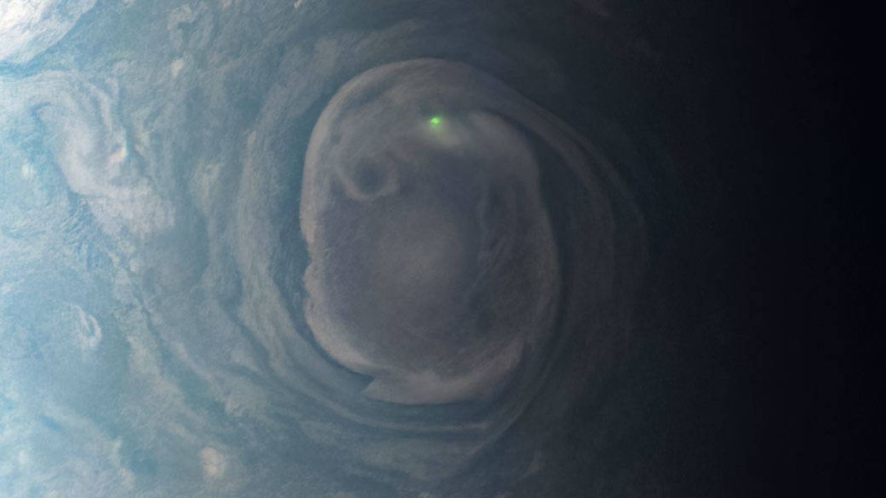 Espaçonave da NASA fotografa relâmpago em Júpiter