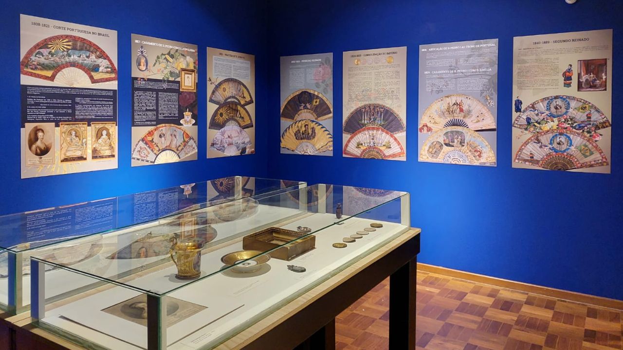 A história do Brasil nos leques da corte