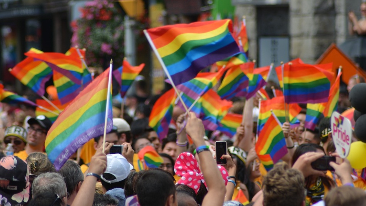 Livro de romance LGBT+ retrata mudanças sociais causadas pela AIDS
