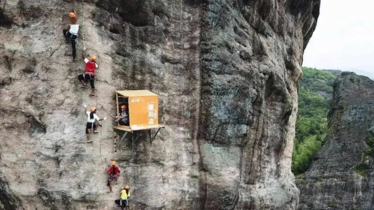 A curiosa loja de conveniência localizada em uma montanha na China