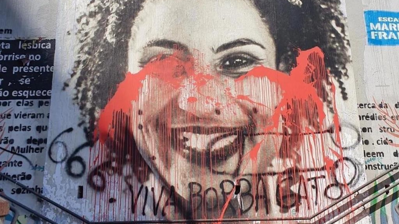 Monumento que homenageia Marighella e escadão Marielle Franco são atacados com tinta