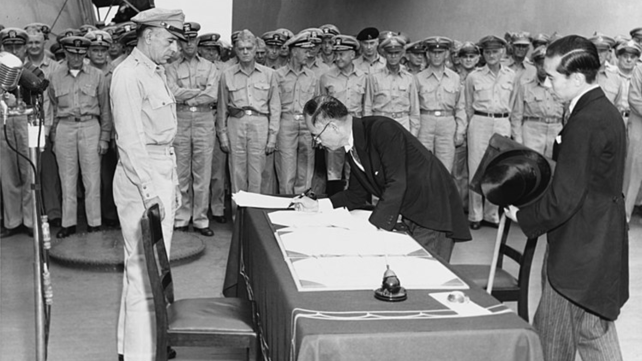Antiga fotografia do ex-Ministro das Rela&ccedil;&otilde;es Exteriores do Jap&atilde;o, Mamoru Shigemitsu, assinando o documento que encerraria oficialmente a Segunda Guerra Mundial
