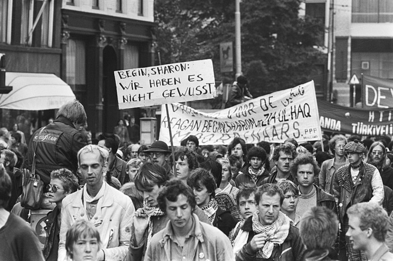 Manifestantes em protesto ap&oacute;s o Massacre de Sabra e Chatila, em 1982