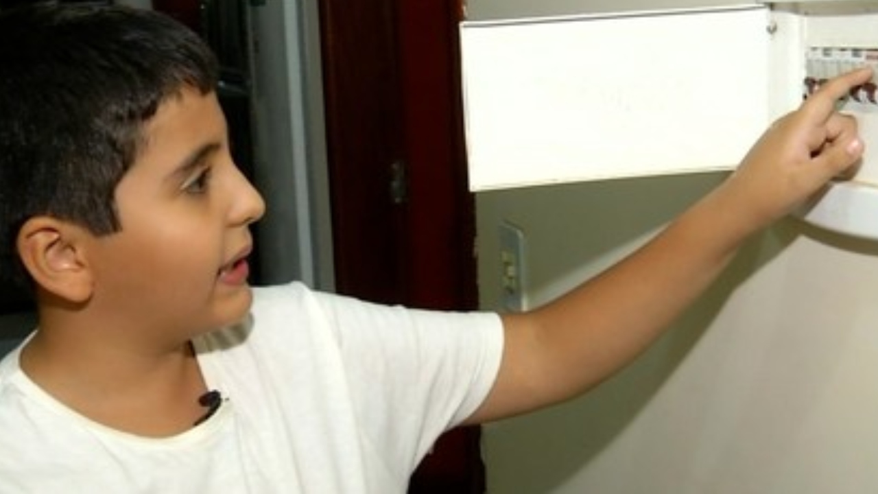 Menino lembrou de aula ao salvar mãe de levar choque