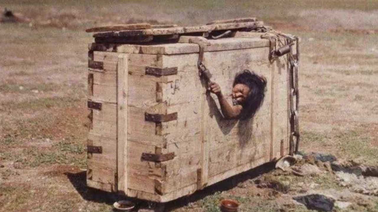 Condenada à morte dentro de uma caixa: a insólita imagem da execução de uma mulher mongol