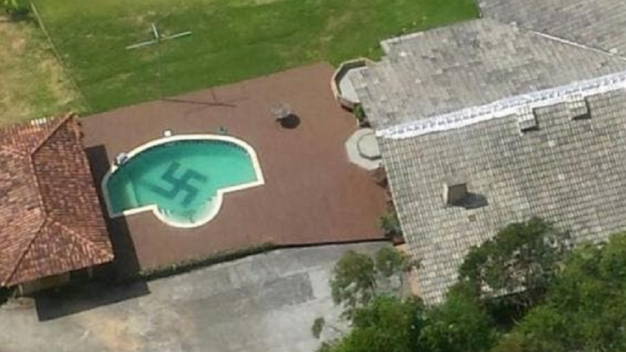 Fantasmas do Holocausto: a bizarra piscina com uma suástica na casa de um professor brasileiro