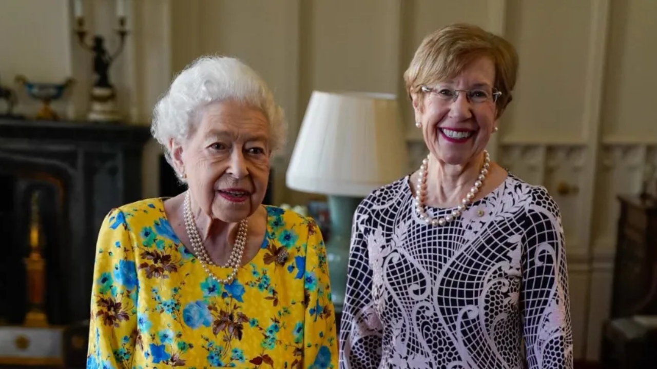 Depois de décadas, Rainha Elizabeth II muda o visual para a chegada do verão