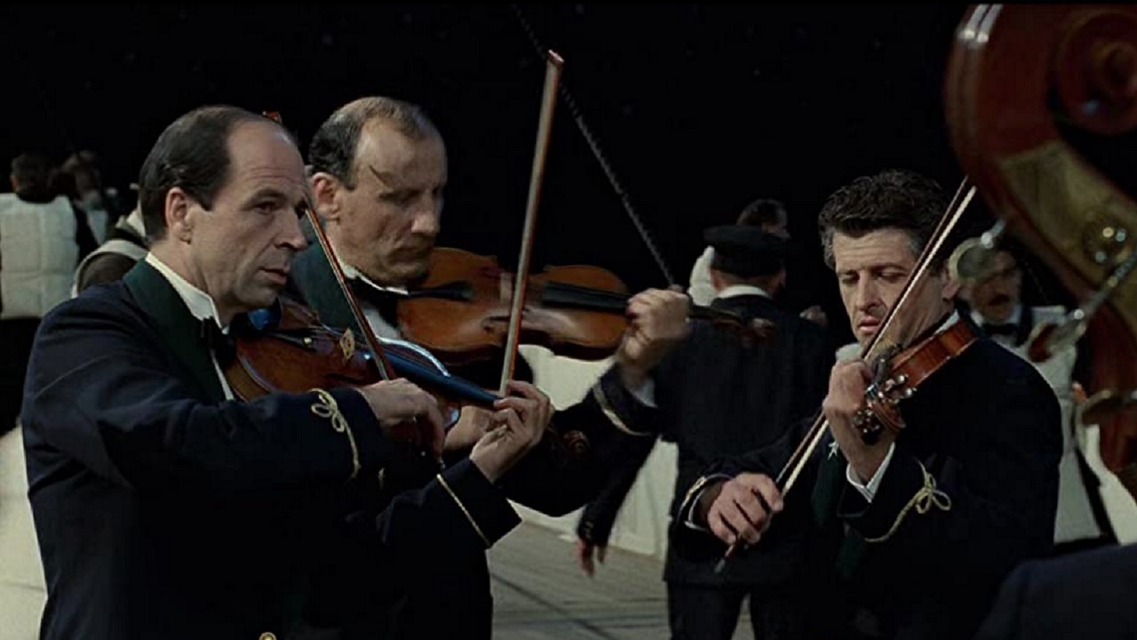 Os músicos continuaram tocando enquanto o Titanic afundava?