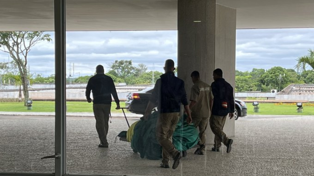 Estendida há semanas, bandeira do Brasil é removida da fachada do Palácio do Planalto