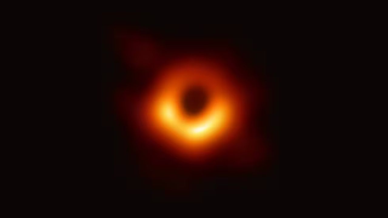 Primeiro buraco negro já fotografado é visto emitindo intenso clarão de raios gama