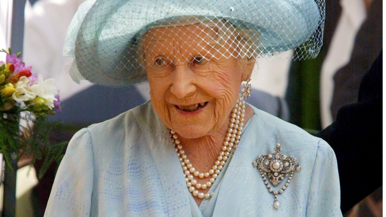 O que explicava a aparência dos dentes da Rainha Mãe?