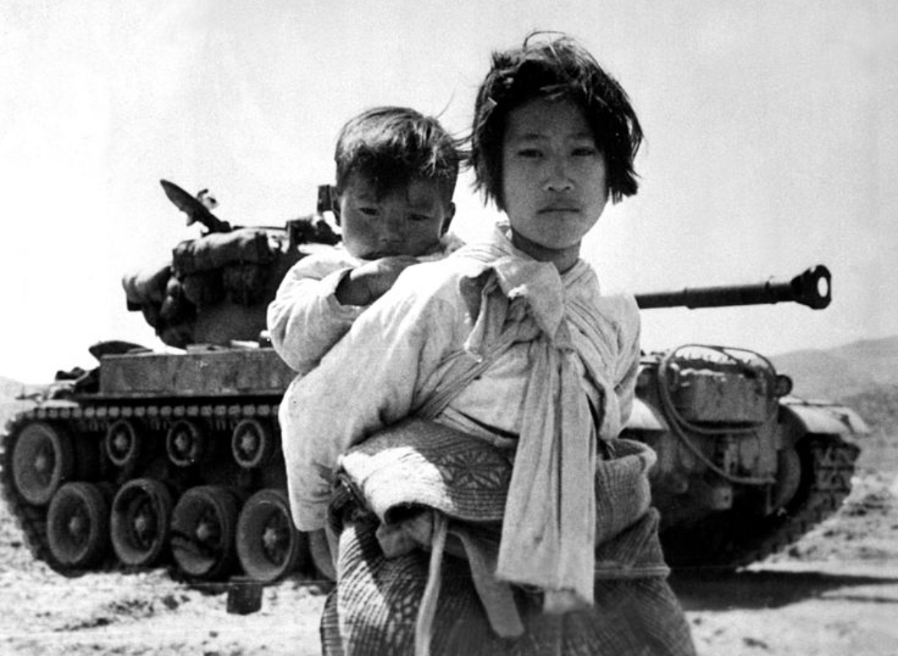 Antiga fotografia de uma refugiada coreana em meio &agrave; Guerra da Coreia