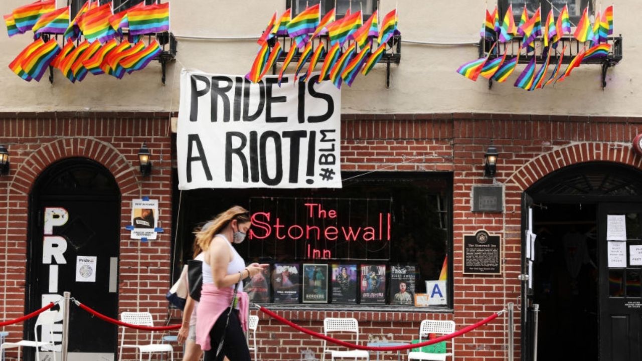 A revolta que originou o Dia do Orgulho LGBTQIA+ há 54 anos