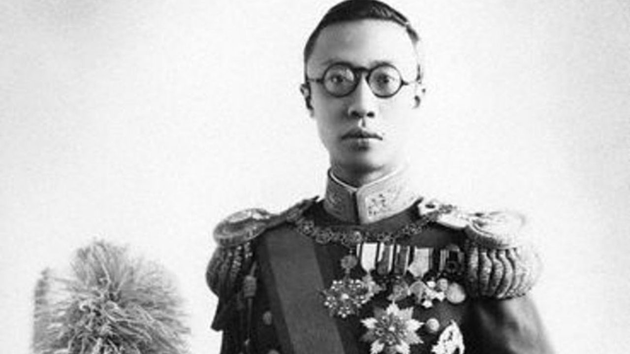 Vida comum após a queda: A saga do último imperador da China