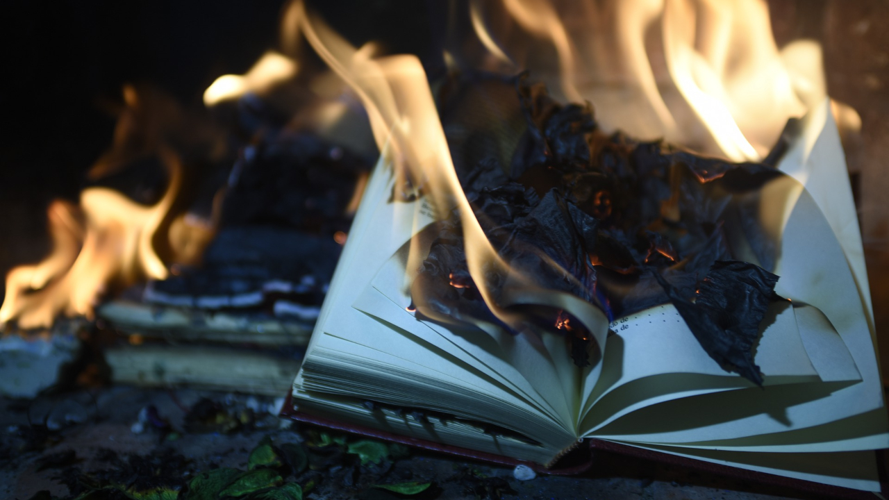 Obras subversivas: Para acabar com uma suposta ameaça comunista, Vargas mandou queimar milhares de livros