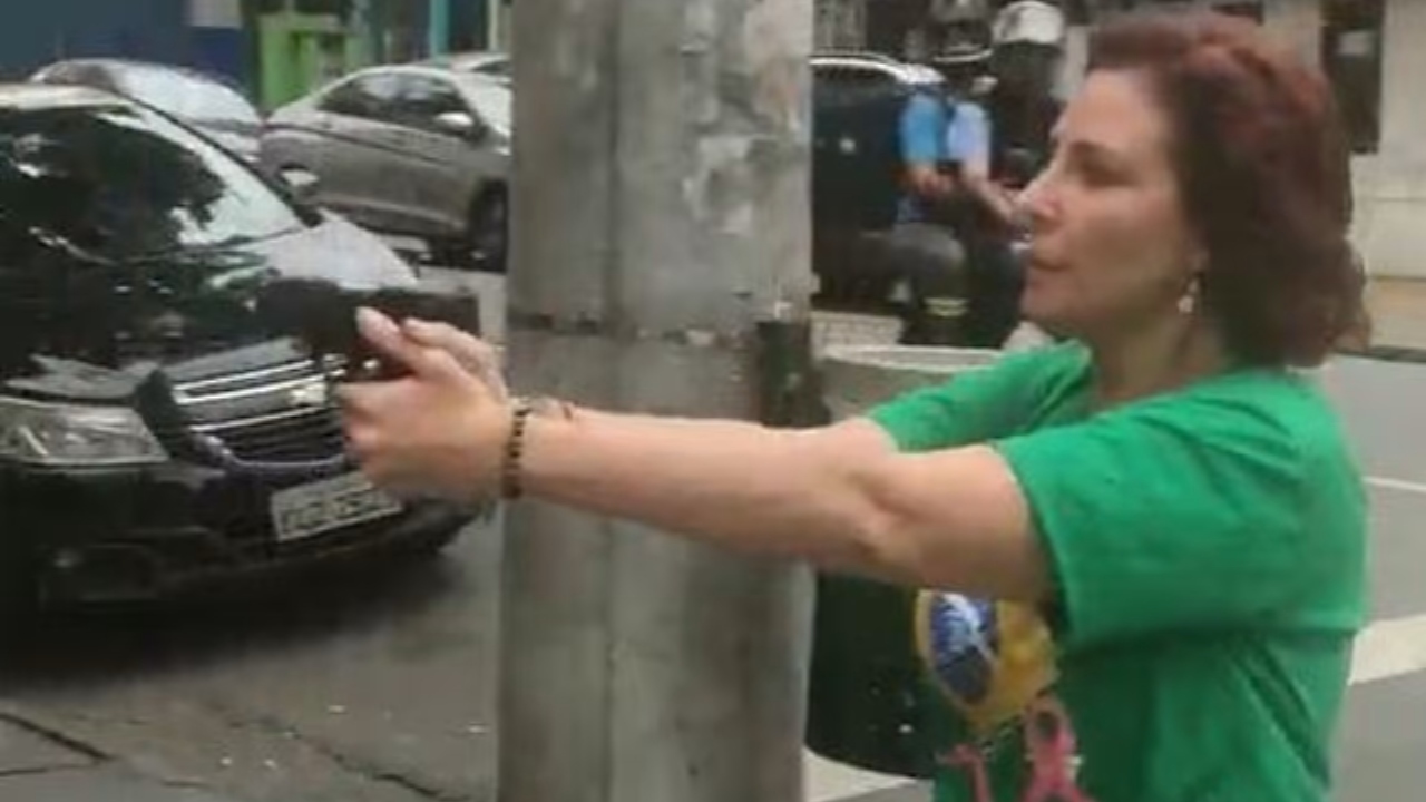 Carla Zambelli é filmada apontado arma em rua de SP