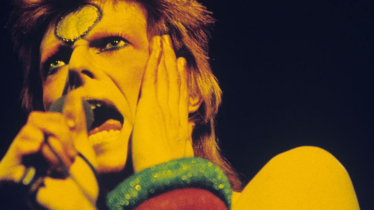 Por que a cinebiografia de David Bowie não foi aprovada pelos fãs?