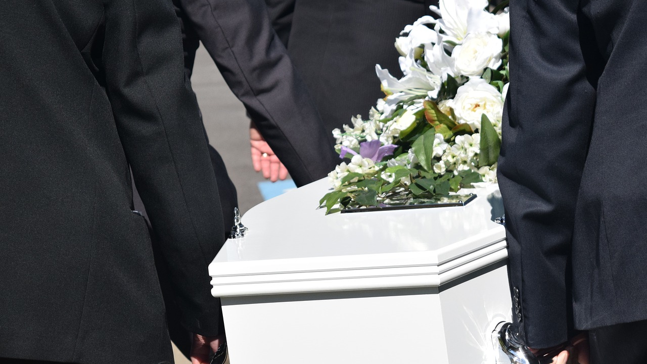 Cemitérios paulistas enterram dezenas de pessoas todos os dias com suspeita de coronavírus