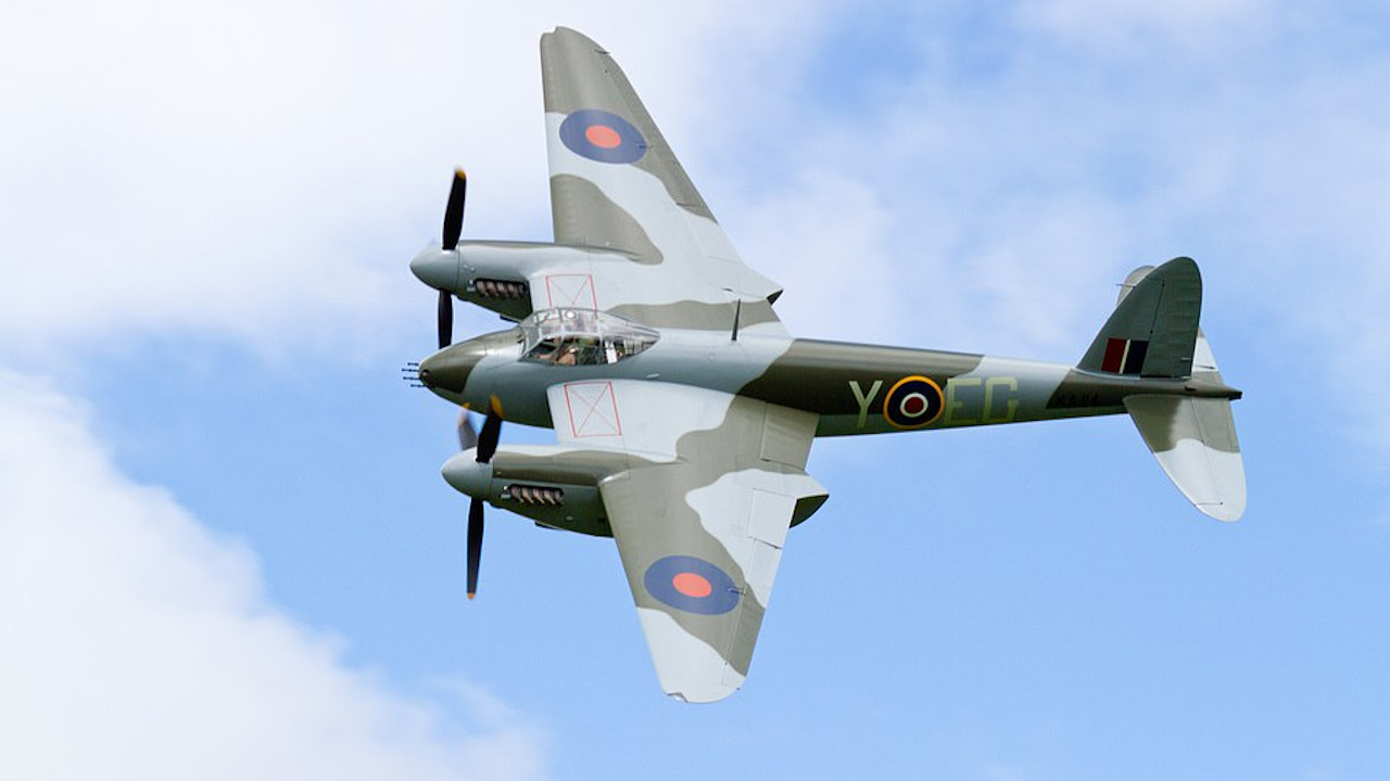 Voluntários estão reconstruindo avião inglês da Segunda Guerra Mundial