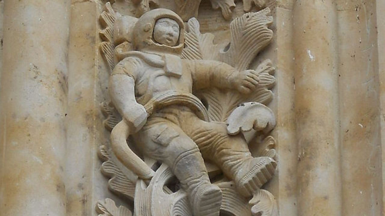 Viagem no tempo? O intrigante caso do astronauta esculpido em catedral do século 16