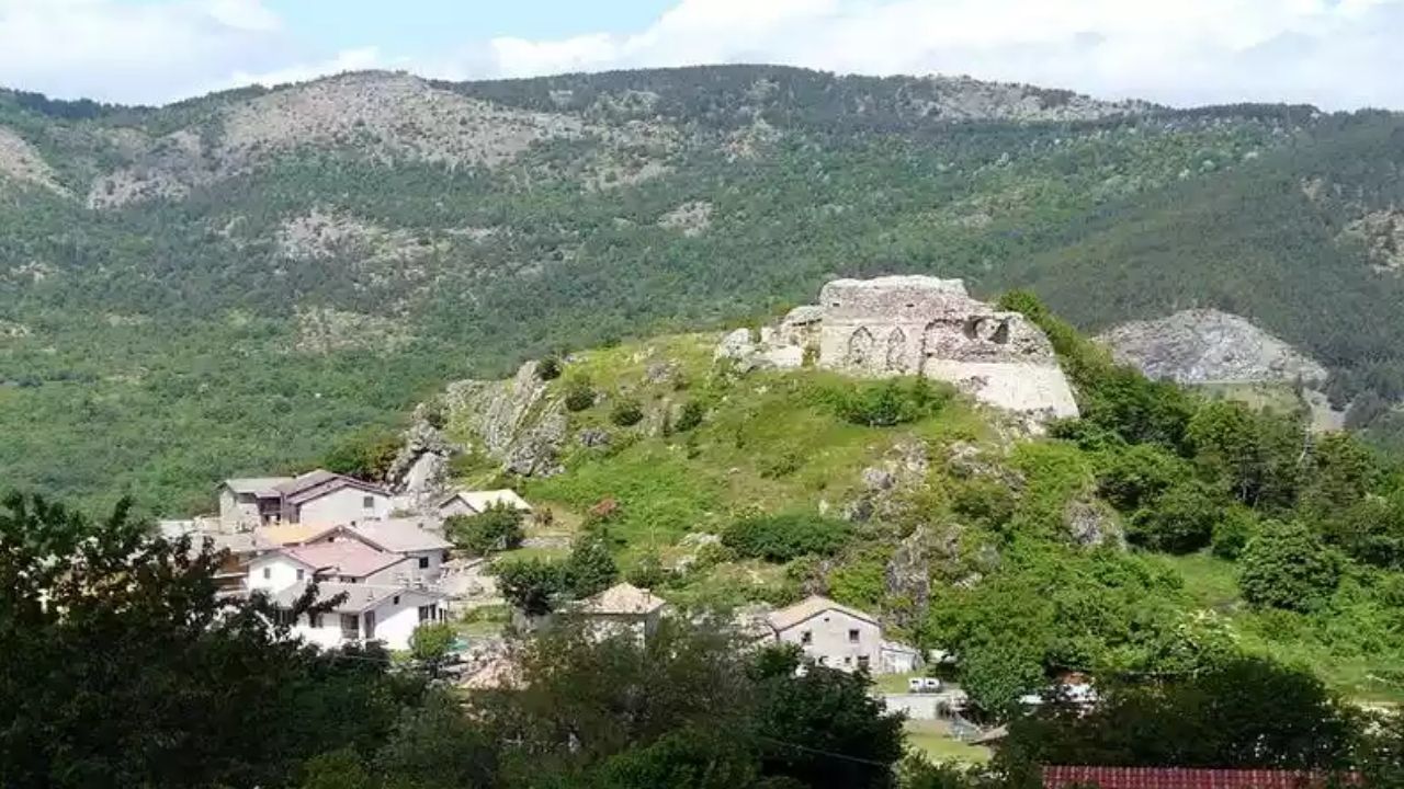 Município italiano que sofre com a pandemia de coronavírus passa por um terremoto