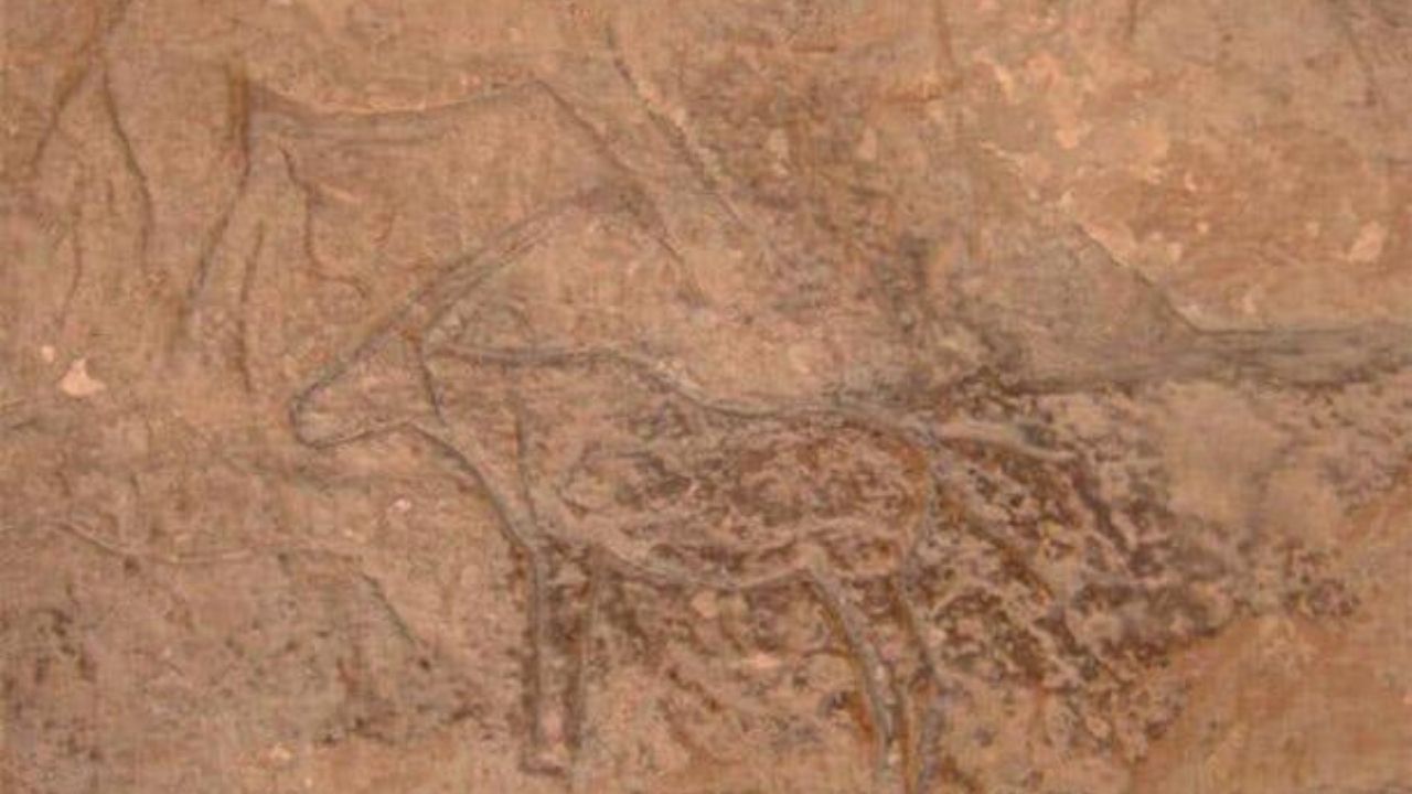 Caverna egípcia antiga revela estilo único de arte rupestre