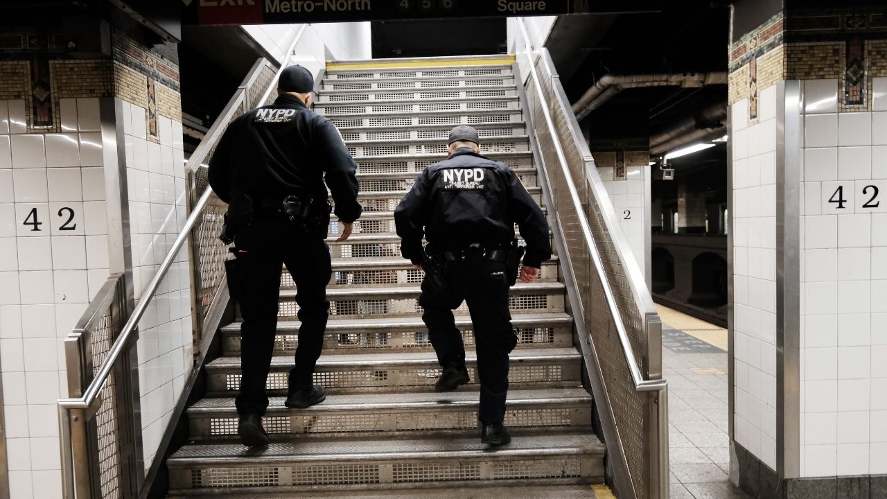 Homem é baleado e morto em vagão de metrô, em Nova York