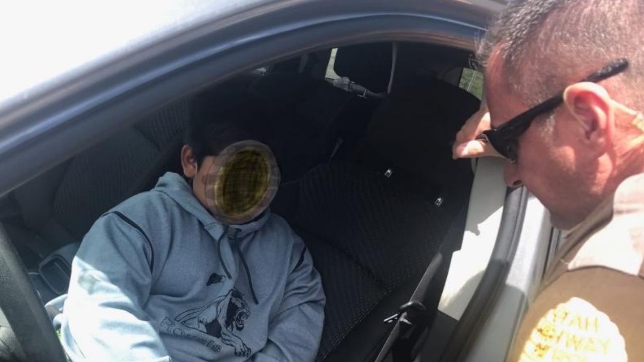 Meninos de 5 anos dirige carro dos pais para ir comprar Lamborghini