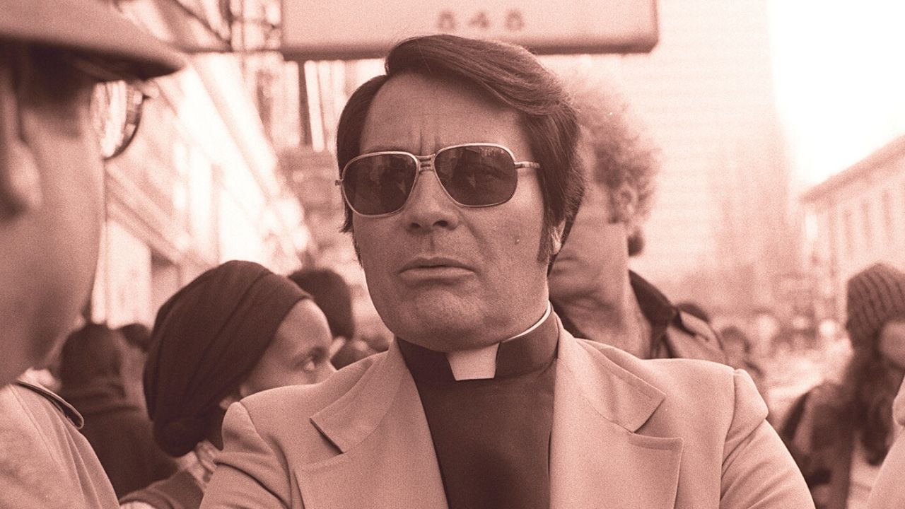 5 fatos sobre Jim Jones, o líder da seita responsável pelo maior suicídio em massa da história