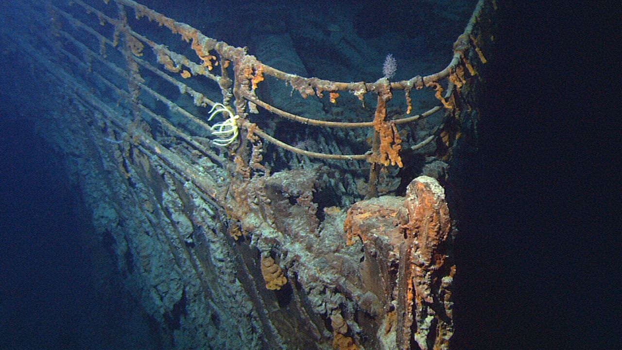Submarino britânico atinge Titanic e responsáveis pelo navio alegam que empresa tentou encobrir danos