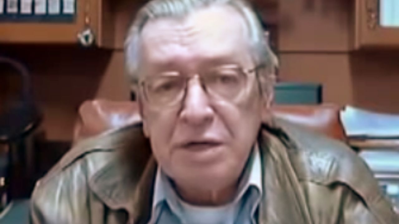 Em transmissão, Olavo de Carvalho afirma que ninguém morreu por coronavírus