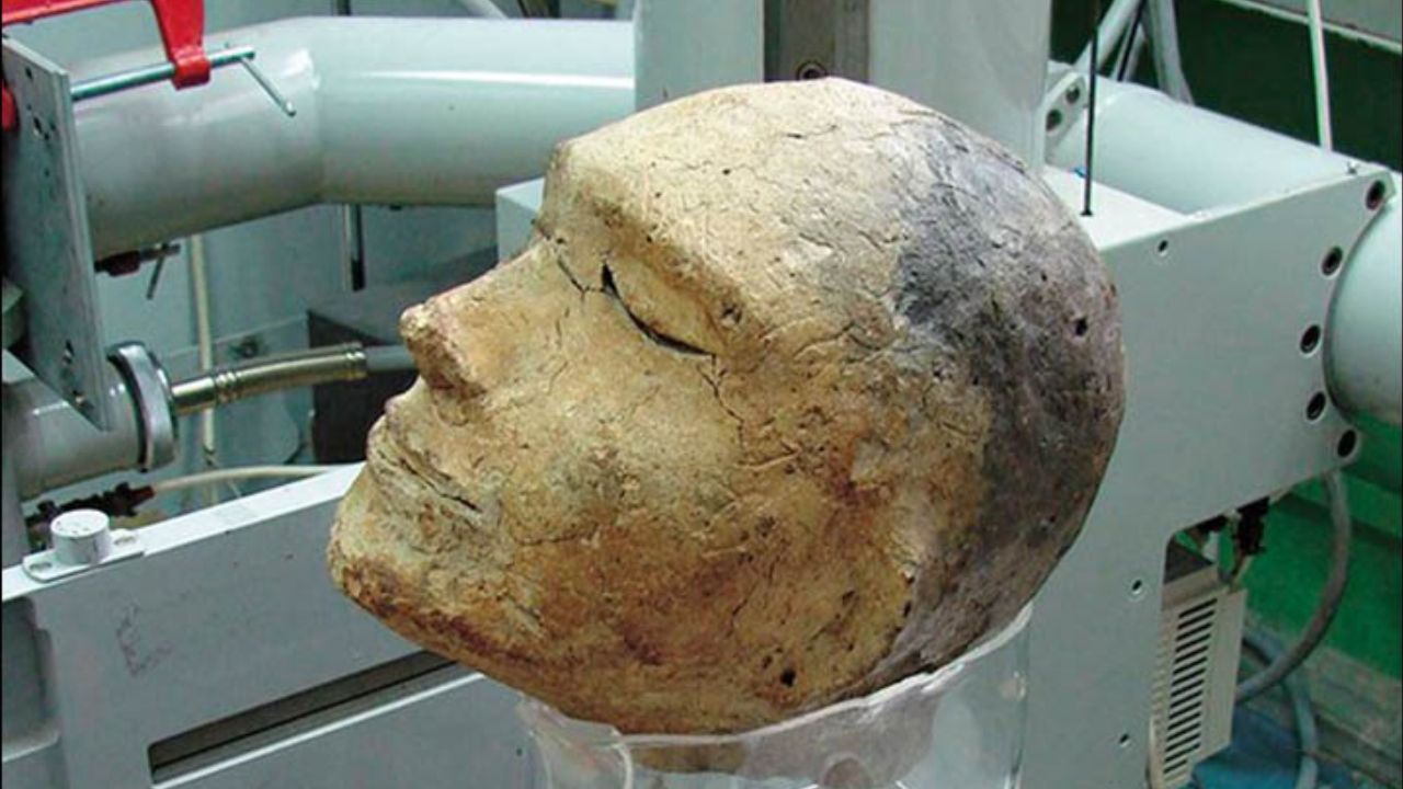 Misteriosa cabeça humana de argila, com crânio de carneiro dentro, é estudada na Rússia