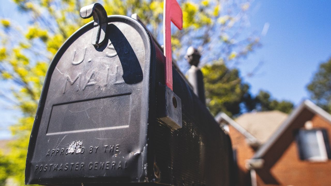 Coronavírus: polícia de Maryland pede que residentes vistam calças ao pegarem correspondência