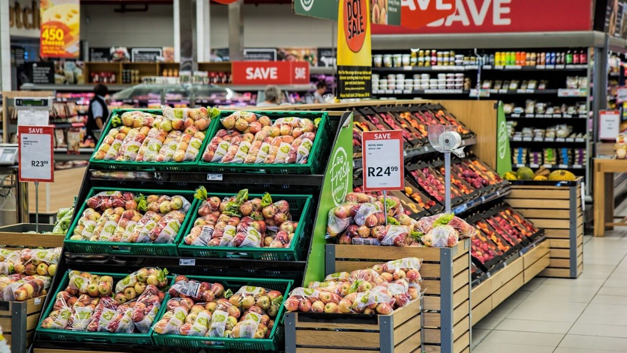 Em vídeo, adolescentes tossem de propósito em produtos de supermercado nos EUA