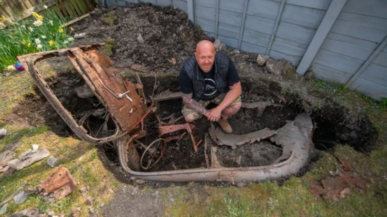 Britânico encontra carro clássico de 65 anos em seu quintal durante jardinagem