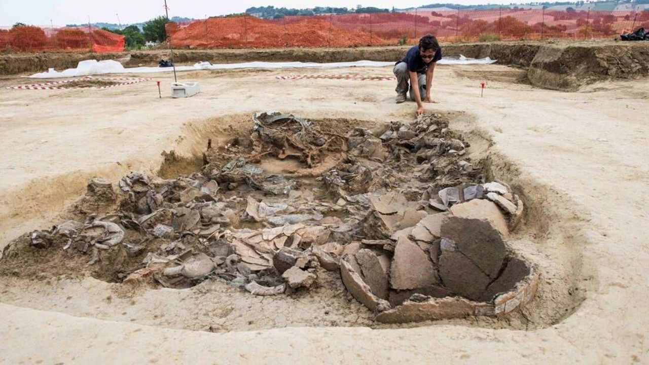 Tumba luxuosa de mais de 2.300 anos é encontrada em construção de centro esportivo na Itália