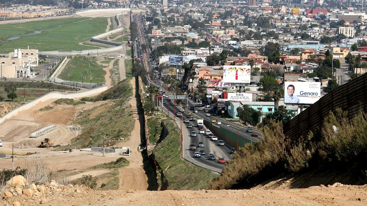 Em meio à pandemia de coronavírus, Trump não interrompe construção do muro que irá separar México dos EUA