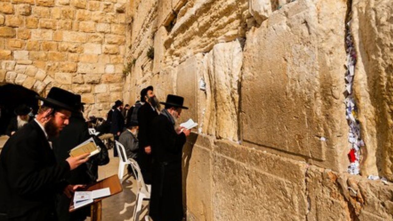 Coronavírus: muro das Lamentações de Jerusalém é higienizado e todos os bilhetes são removidos
