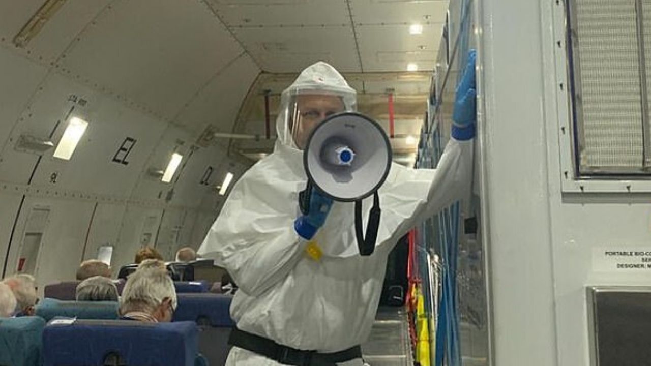 Após sair de navio contaminado por coronavírus, casal é obrigado a pegar voo de carga “assustador”